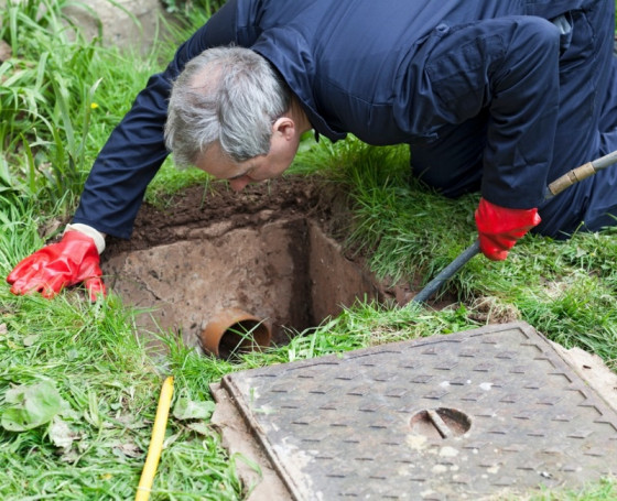 cme sewer repair technician performing sewer cleaning with hydro jetting.